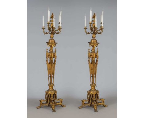 Paar französische Empire Torcheres des 19. Jahrhunderts Bronze, vergoldet, 8-flammiger Leuchteraufsatz mit elektrifizierten K