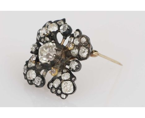 Antike Brosche, 19. Jhdt. Gold und Silber, Vielzahl Diamanten, mittig ein Altschliff Diamant (cushion cut), ca. 1,50ct., vs2,