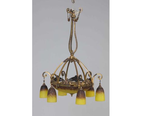 Französische Deckenlampe des Jugendstil um 1900, ungemarkt, wohl Daum/Nancy oder Muller Freres, geschmiedetes Messinggestell 