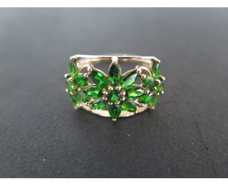 A 9ct yellow gold chrome diopside ring size S - approx weight 3 grams - in good condition