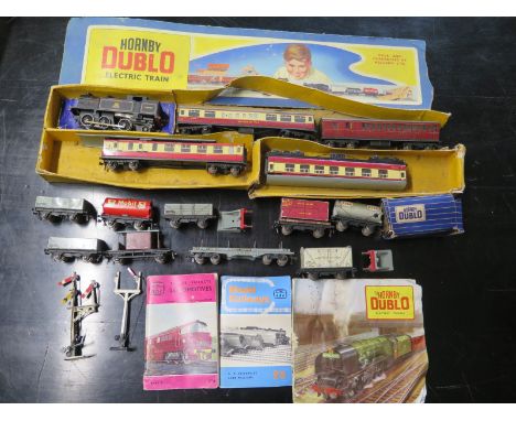 Hornby Dublo Train and Carriage set - Locomotive No 69567 - four carriages - nine freight wagons and accessories - 00 gauge -