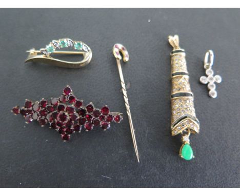 A garnet brooch set in unmarked presumed 9ct rose gold, a 9ct yellow gold brooch with alternate green and clear stones, a 9ct