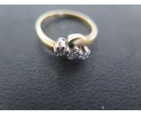 An 18ct yellow gold three stone diamond ring - size N/O - approx 4 grams - in good order with usage wear