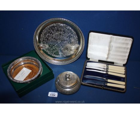 A set of six knives, wine bottle coaster in white metal, plated salver, bowl with lid and miscellaneous thimbles and cutlery 