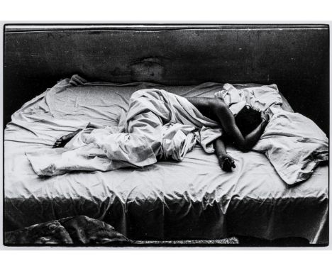 McBride, Will. Barbara in our Bed. Original-Photographie. Silbergelatine. Verso mit Bleistift signiert, betitelt, datiert. Be