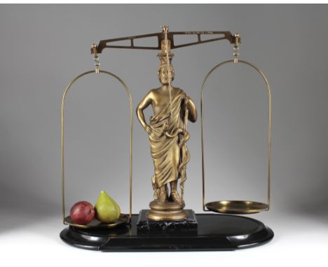 Seltene Apotheker-Waage mit Asklepios-Figur. Deutschland, um 1870, Waagenbaum als Gussmetallfigur Asklepios darstellend, Waag