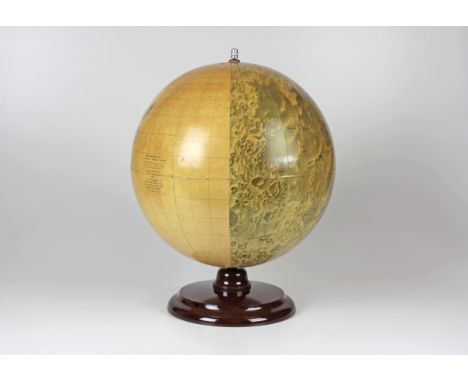 Seltener Mondglobus von Paul Räth. Leipzig, 1963, bezeichnet mit "Räths Mondglobus, Durchmesser 33 cm, Maßstab 1:10400000, Di