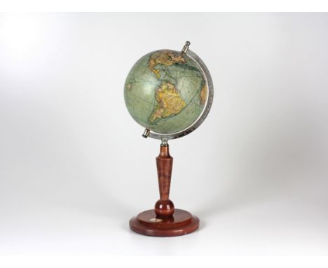 Erdglobus von Adolf Mang. Stuttgart, um 1929, bezeichnet "Mang's neuer Erd-Globus, 17 cm Durchm., 54 cm Umfang, hergestellt u