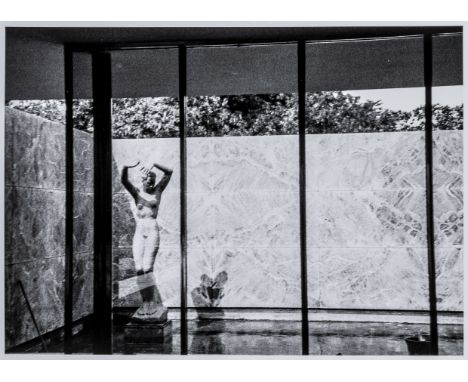 Förg, Günther. Barcelona-Pavillon. Original-Photographie. Vintage. Silbergelatine auf Agfa. Verso signiert und datiert mit Bl