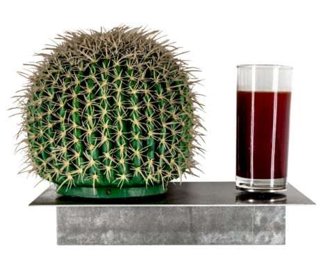 Hörl, Ottmar. Stillleben "Bloody Mary". Kunstharz, Plastik und Glas, auf Aluminium-Winkelprofil geschraubt. Auf der Unterseit