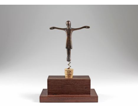 Korkenzieher Jesus am Kreuz. Anfang 20. Jahrhundert, Bronze und Eisen, lose gesteckt auf getrepptem Eichenholzsockel. Höhe mi