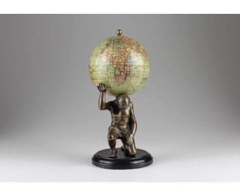 Erdglobus mit Atlas-Figur vom Columbus-Verlag. Berlin, um 1925, bezeichnet "Schüler-Globus, Columbus-Verlag G.M.B.H. Berlin-L