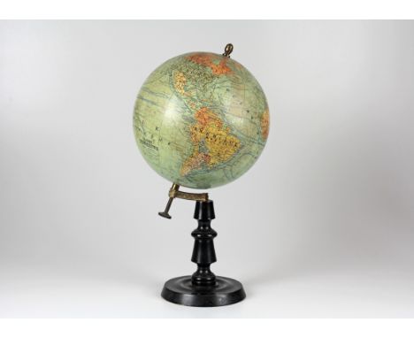 Erdglobus von Jean Forest. Paris, um 1920, bezeichnet "Globe terrestre, Échelle 1:50.000.000, dressé par J. Forest Geographe,