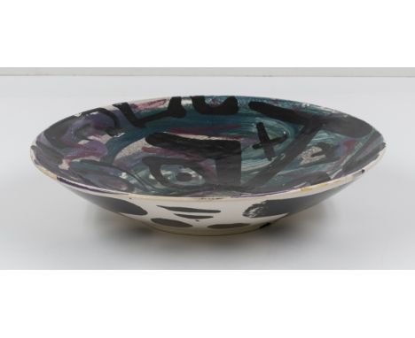 Penck, A. R. Schale mit Selbstbildnis. Kolorierte Keramik. An der Außenseite signiert. 1991. Maße: 26,5 x 26,5 x 5,5 cm.Die S