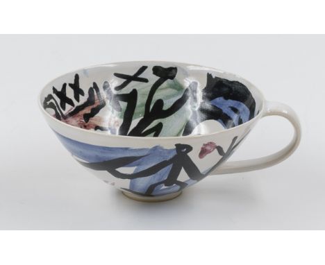 Penck, A. R. Kaffeetasse Engel und Jagdszene. Kolorierte Keramik. Signiert am Boden. 1991. Maße: 6 x 15,5 x 13 cm.Die Tasse s