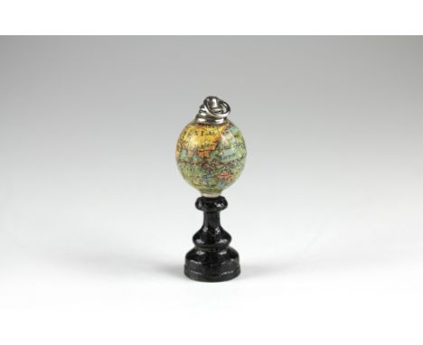 Miniatur-Erdglobus. Abel-Klinger, Nürnberg, um 1870, bezeichnet "Made in Germany", der Globus in englischer Sprache als Holzk