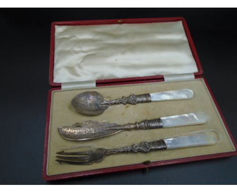 A boxed Edwardian Silver and mother of pearl jam/preserve spoon - Birmingham 1903 by Joseph Gloster, a Silver and mother of p