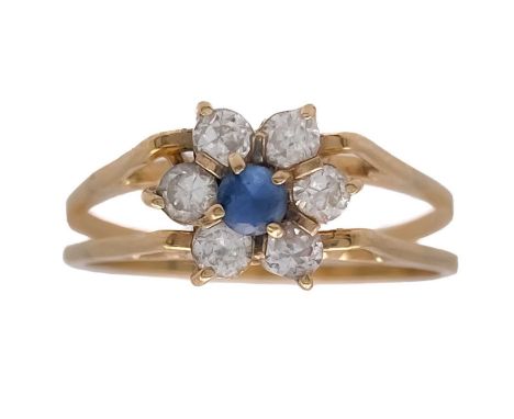 A cluster gem set reversible gold ring. Set with a sapphire and CZ cluster, and an emerald cluster, size P, 4g.