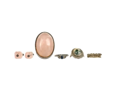 A selection of rings, earrings and a brooch. Includes an oval cut rose quartz ring, a pair of rose quartz bead drop earrings,
