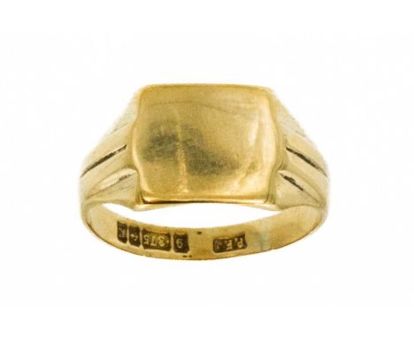 A 9ct hallmarked gents signet ring. Size Q, 3.3g.