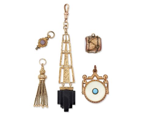 AN ART DECO ONYX FOB,&nbsp;tapering pierced links with a central foliate engraved band terminating with a stepped black onyx 