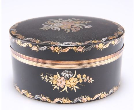 AN 18TH CENTURY TORTOISESHELL PIQUÉ&nbsp;WORK SNUFF BOX, circular, decorated in gold piqué&nbsp;with a bouquet of flowers, fl