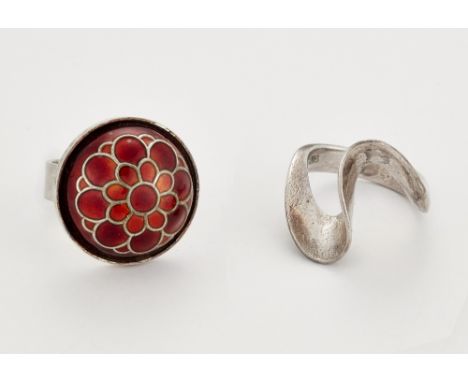 DAVID ANDERSEN - A DANISH SILVER AND ENAMEL RING, the circular domed top of floral design and filled with red-orange enamel, 