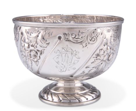 AN EDWARDIAN SMALL SILVER BOWL,&nbsp;by&nbsp;Mappin &amp; Webb Ltd, London 1901, chased with flowers, leaves and scrolls, eng