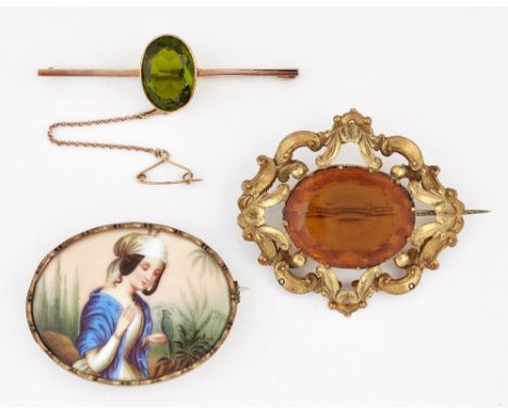 A GREEN PASTE BAR BROOCH,&nbsp;an oval-cut green paste in a bezel setting, to a flat-sided bar, marked '9CT', 6.5cm by 2.8cm;