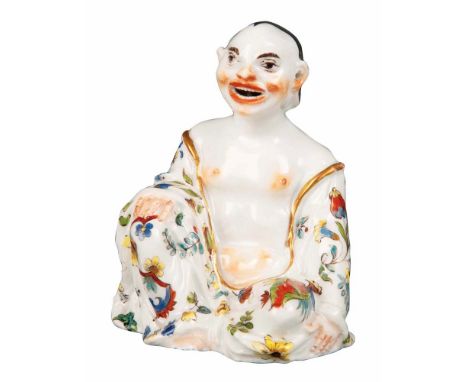 Pagode Meissen 1725-34 Sitzend, in offenem Kimono. Weißes Böttgerporzellan, bunt bemalt, teilweise mit indianischem Floraldek