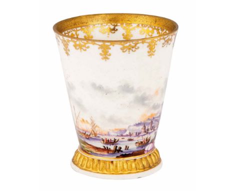 Becher mit Futteral Meissen 1725 Walzenförmig, sich nach unten verjüngend, auf godronniertem wulstigem Standfuß. Wandung umla