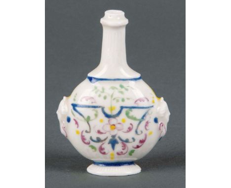Seltener Flacon Meissen 1715 Ovaler eingezogener Standfuß. Runder Korpus mit langem, kanneliertem Mündungshals. Seitlich je e