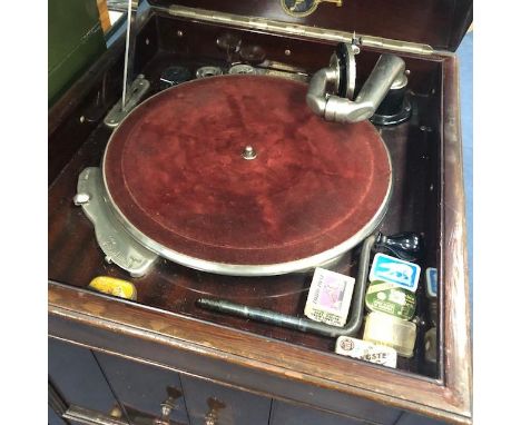 COLLECTION OF VINTAGE 78 RPM RECORDS, along with a vintage gramophone