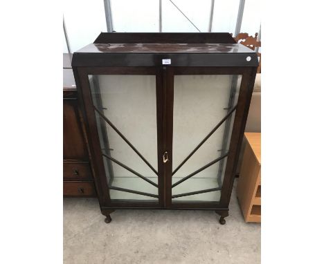 AN ART DECO STYLE MAHOGANY CHINA CABINET ON CABRIOLE SUPPORTS WITH TWO DOORS 