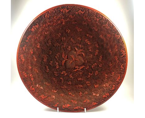 A LARGE FANTASTIC QUALITY 19TH CENTURY CHINESE CINNABAR CHARGER WITH CARVED BAT RELIEF DESIGN AND SEAL MARK TO BASE, DIAMETER