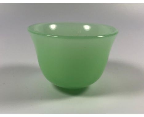 A LIGHT COLOURED JADE TEA BOWL / SAKE DRINKING CUP, HEIGHT 6CM 