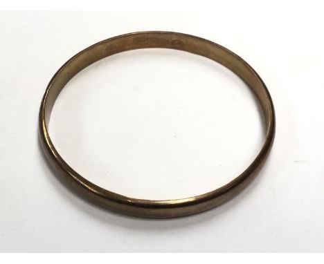 A 9CT YELLOW GOLD HOOP BANGLE, WEIGHT 10.2G 
