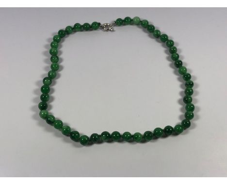 A LADIES CHINESE JADE TYPE BEAD NECKLACE 