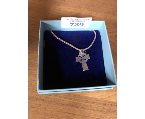 A BOXED LADIES SILVER NECKLACE WITH SILVER CELTIC CROSS PENDANT 