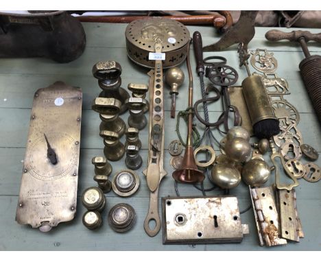 A LARGE COLLECTION OF ASSORTED METAL WARES TO INCLUDE 'SALTERS' SCALES, WEIGHTS, HORSE BRASSES ETC (QTY) 