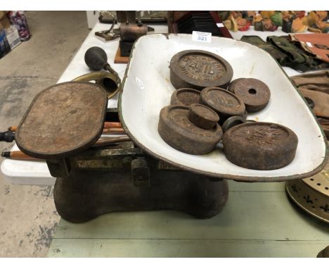 A SET OF VINTAGE SCALES WITH ENAMEL PAN AND WEIGHTS 