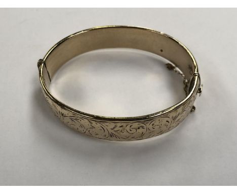 A LADIES YELLOW METAL, POSSIBLY GOLD, BANGLE 