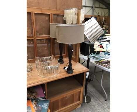 A MIXED GROUP OF LIGHTING TO INCLUDE STANDARD LAMP AND SHADE, PAIR OF WALL LIGHTS, CEILING LIGHTS AND TABLE LAMPS 