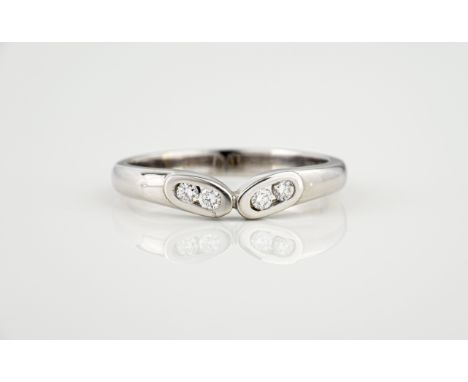 An 18ct white gold and diamond ring, the split setting with four brilliant cut diamonds, total 0.14ct, ring size P.