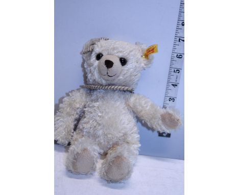 A small Steiff teddy bear called Clara A707266 