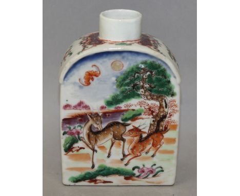 AN 18TH CENTURY CHINESE QIANLONG PERIOD FAMILLE ROSE PORCELAIN TEA CADDY, of rectangular section, the sides painted with scen