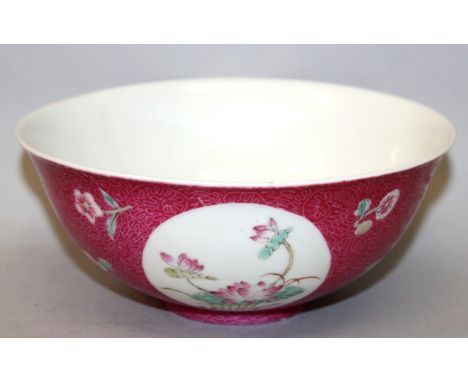 A GOOD QUALITY EARLY 20TH CENTURY CHINESE FAMILLE ROSE PORCELAIN BOWL, the sides painted with foliate medallion panels reserv