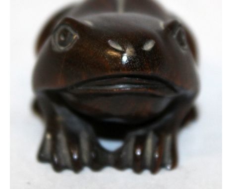 AN EARLY 20TH CENTURY JAPANESE CARVED IVORY NETSUKE OF A FROG, 1.7in long.