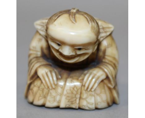 A GOOD QUALITY SIGNED JAPANESE MEIJI PERIOD IVORY NETSUKE OF A KNEELING MAN, with unusual moveable head and jovial expression