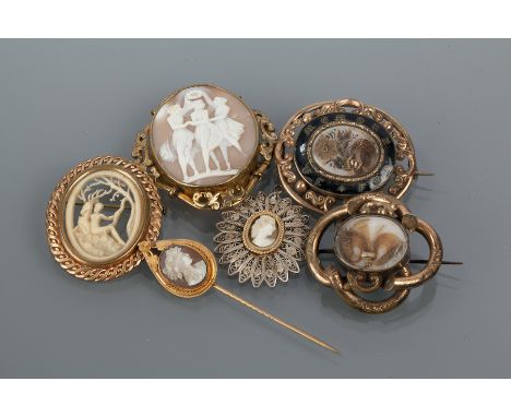 GROUP OF FIVE VARIOUS BROOCHES
including two Victorian mourning style brooches, two cameo shell brooches and a yellow metal b